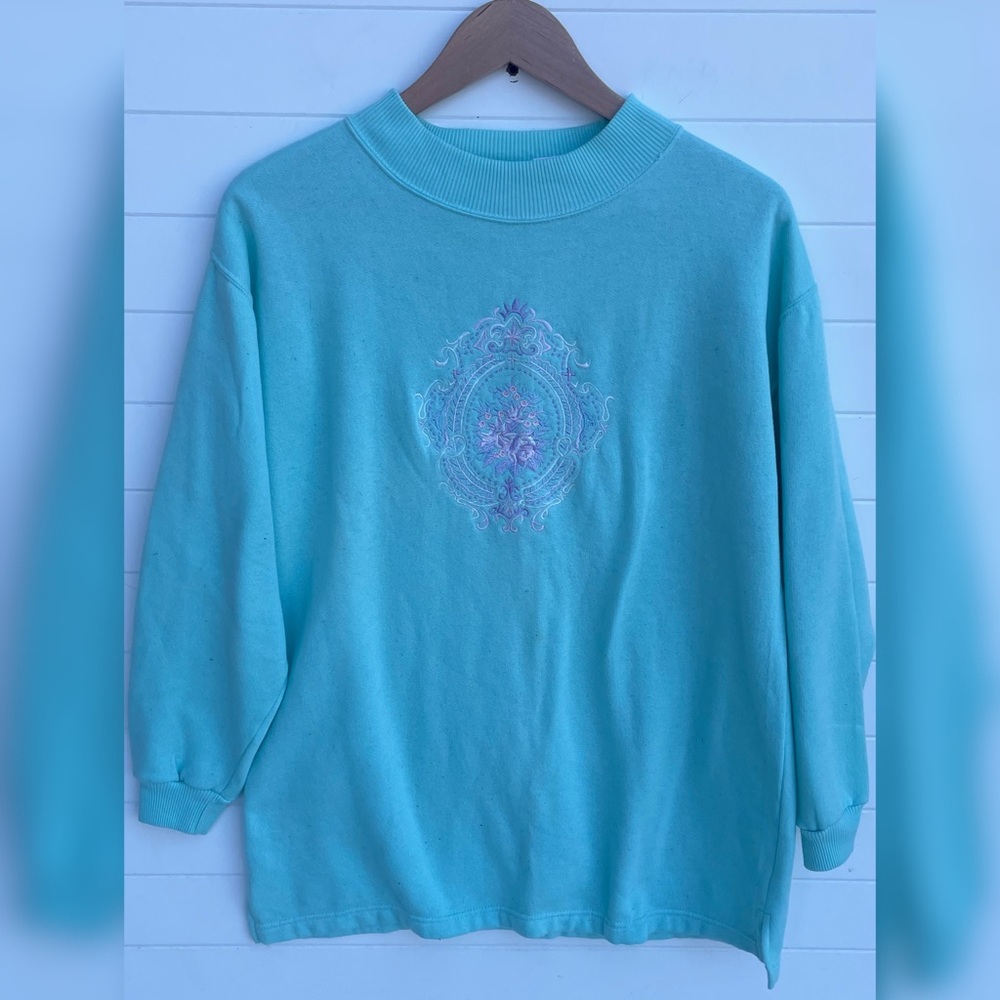Chic Vintage 80s Cameo Mint Floral Motif Embroidered Sweatshirt Pastel Lilac Top